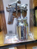Lackierpistole mit Behälter der Fa. airpress